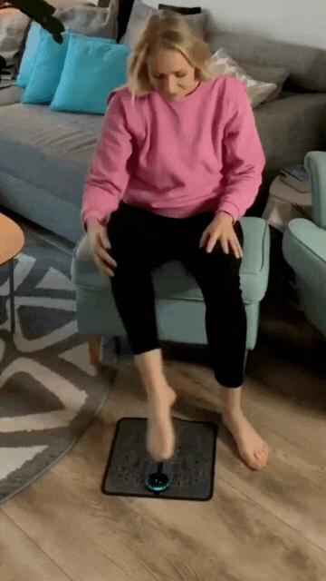 משתמשת אמיתית יושבת בסלון עם כפות רגליה על DualPulse Pro